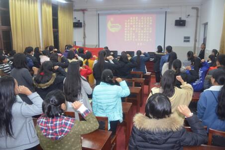 我校團(tuán)委舉行2016-2017學(xué)年度上期新團(tuán)員入團(tuán)宣誓儀式